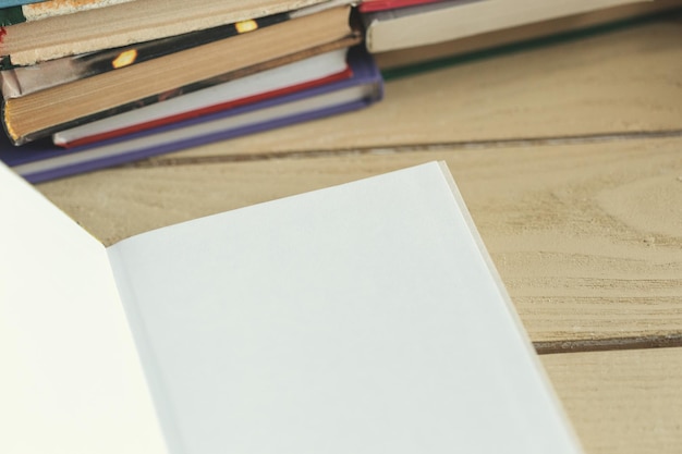 Composition Avec Des Livres Sur La Table