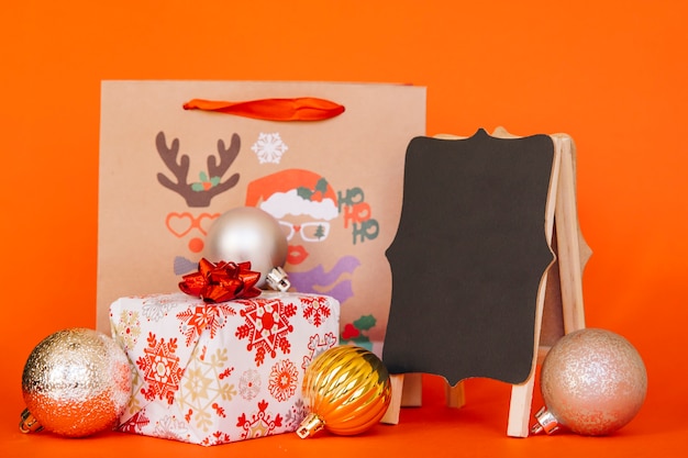 Photo gratuite composition de magasinage de noël avec planche et sac