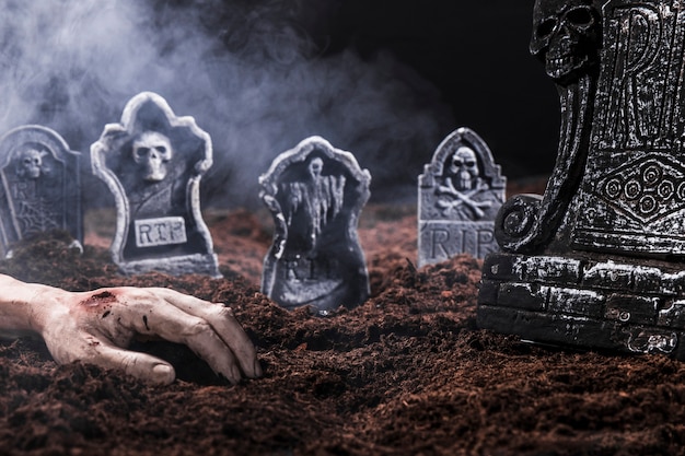 Composition avec main morte et pierres tombales