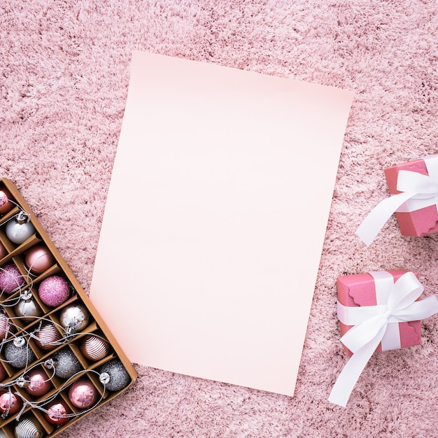 Composition de mariage avec des cadeaux sur un tapis rose