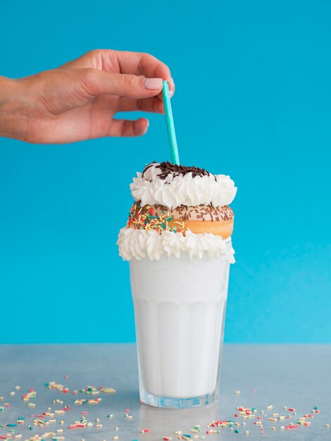 Composition de milk-shake avec beignet