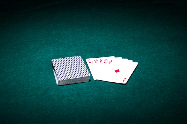 Photo gratuite composition moderne des cartes de poker