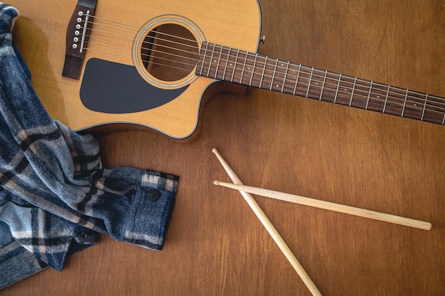 Composition musicale avec vue de dessus de guitare acoustique et baguettes