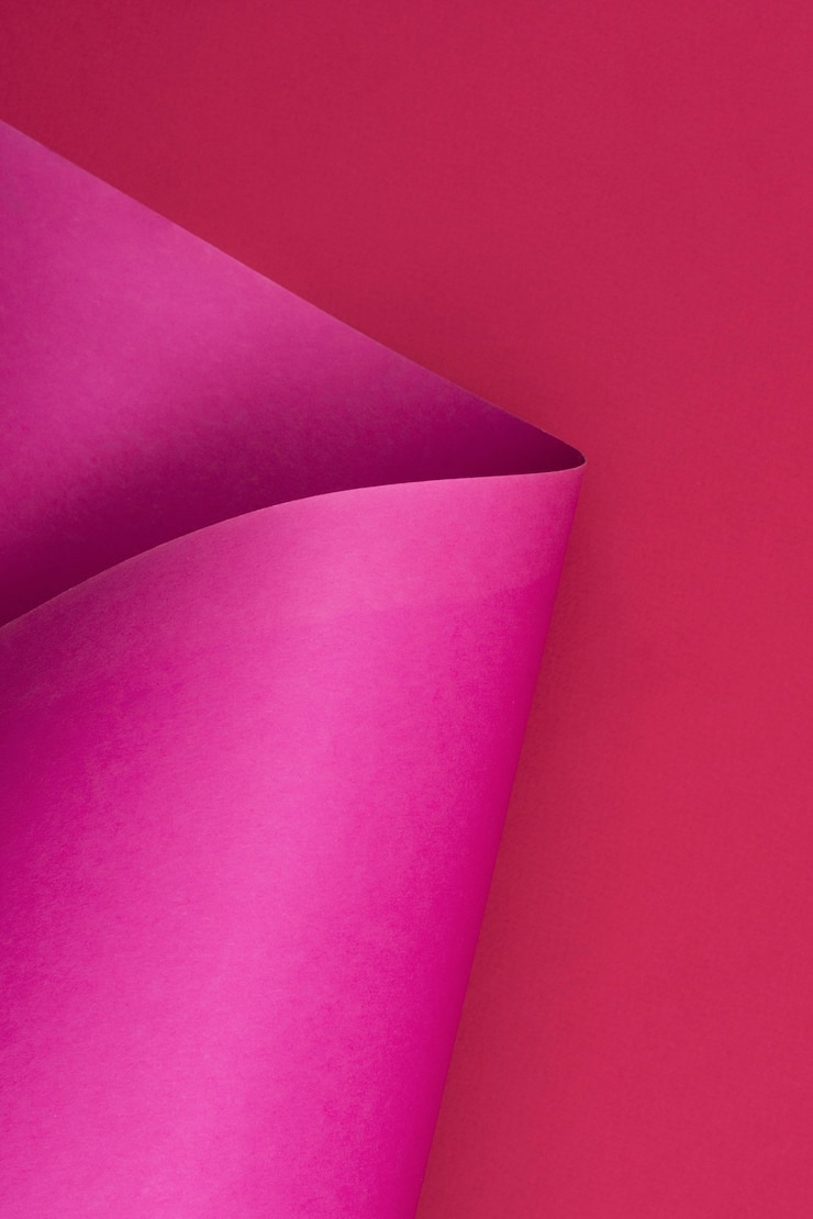 Photo gratuit composition de nature morte monochromatique avec papier magenta