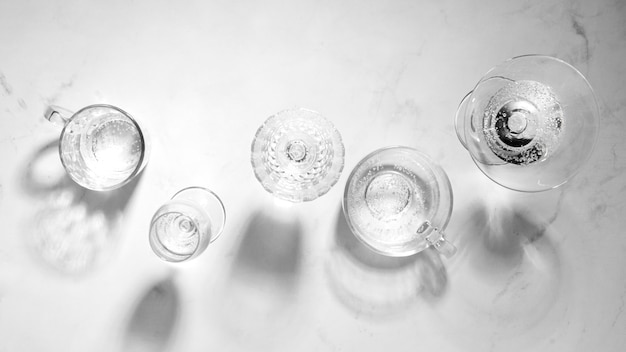 Photo gratuite composition de nature morte monochromatique avec verre