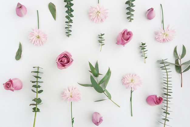 Photo gratuite composition naturelle avec des fleurs roses