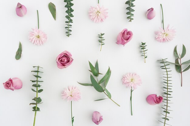 composition naturelle avec des fleurs roses