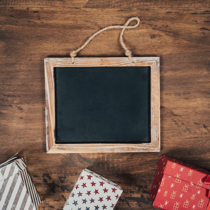 Photo gratuit composition de noël avec ardoise et cadeaux