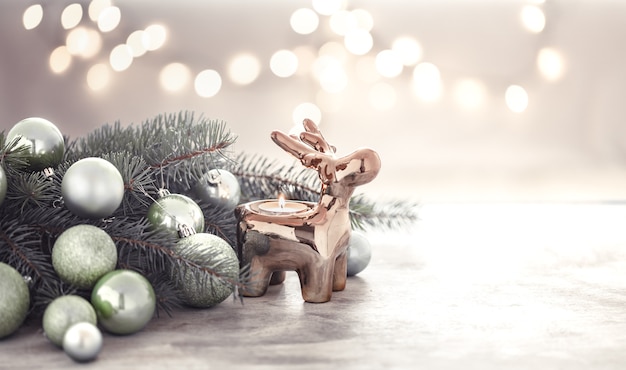 Composition de Noël avec bougeoir en forme de cerf et arbre de Noël