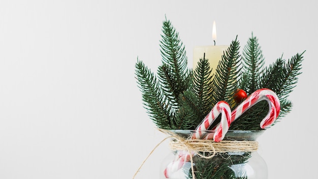 Composition de Noël de branche de sapin et bougie