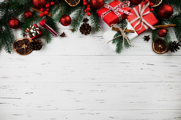 Composition de Noël de branches de sapin et de cadeaux