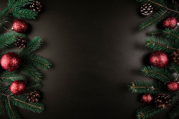 Composition De Noël De Branches De Sapin Vert Avec Des Boules Rouges