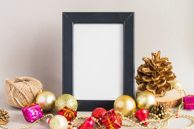 Composition de Noël de cadre avec des boules sur la table