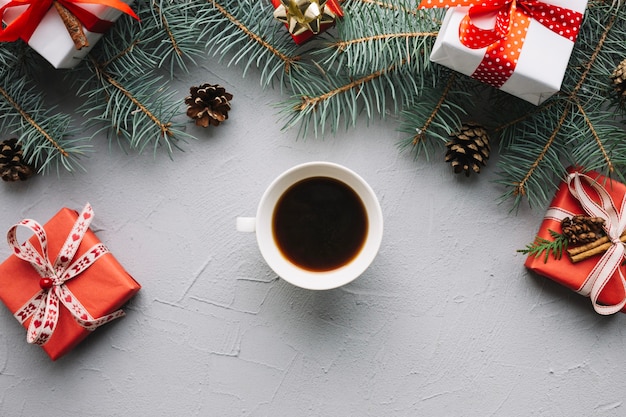 Composition de Noël avec café au milieu