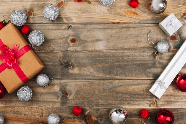 Composition de Noël de coffrets cadeaux avec des boules