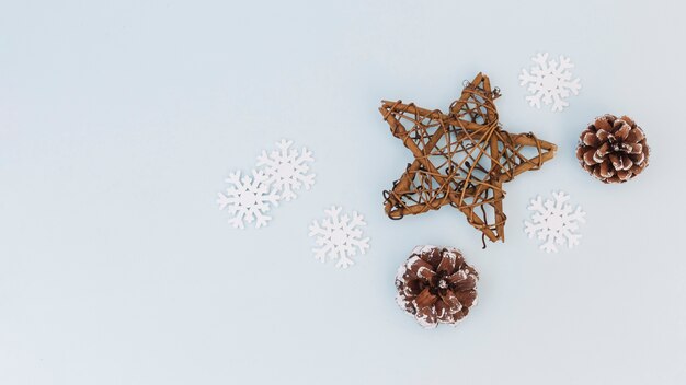 Composition de Noël de cônes avec étoile