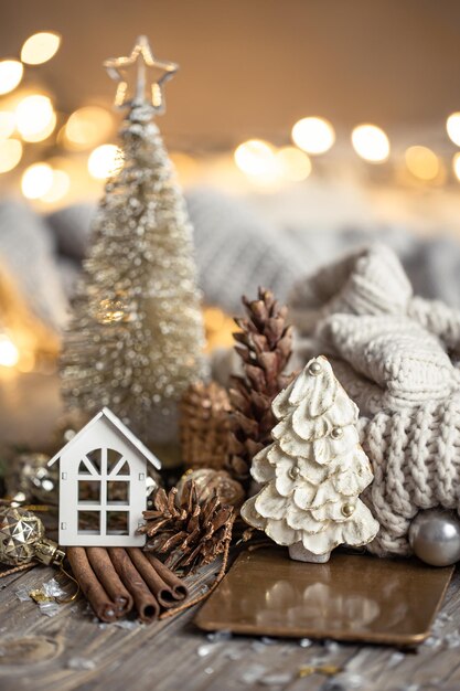 Composition de Noël avec des détails de décoration sur fond flou avec bokeh