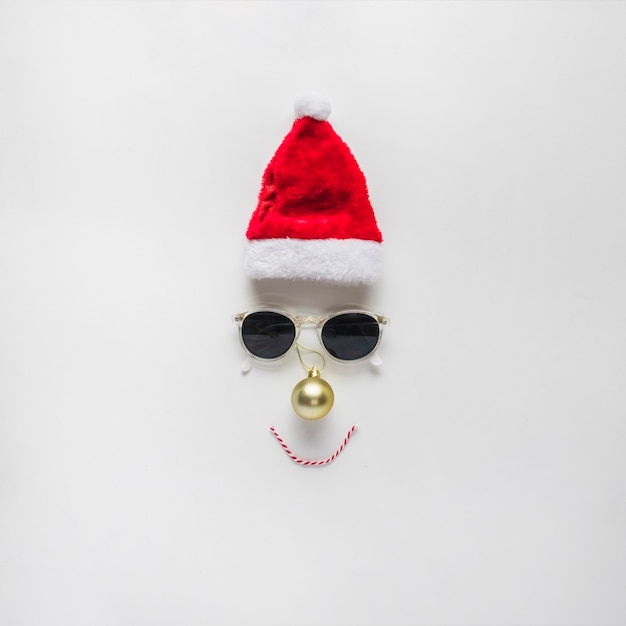 Photo gratuite composition de noël du visage de santa hat et lunettes de soleil