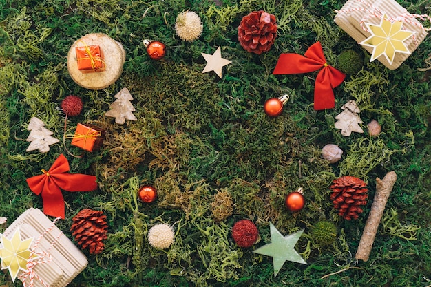 Photo gratuite composition de noël sur l'herbe avec un espace au milieu