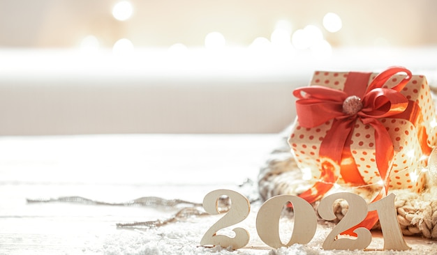 Composition de Noël avec numéro de nouvel an en bois 2021 et boîte-cadeau sur l'espace de copie de fond.