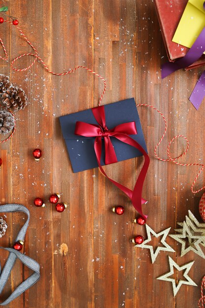 Composition de Noël avec des ornements et des coffrets cadeaux