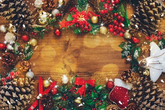 Composition de Noël avec des ornements sur fond en bois.