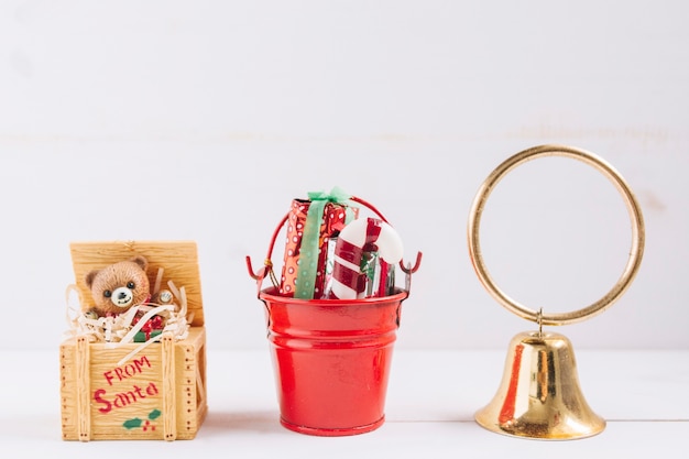 Photo gratuite composition de noël de petite cloche avec des jouets