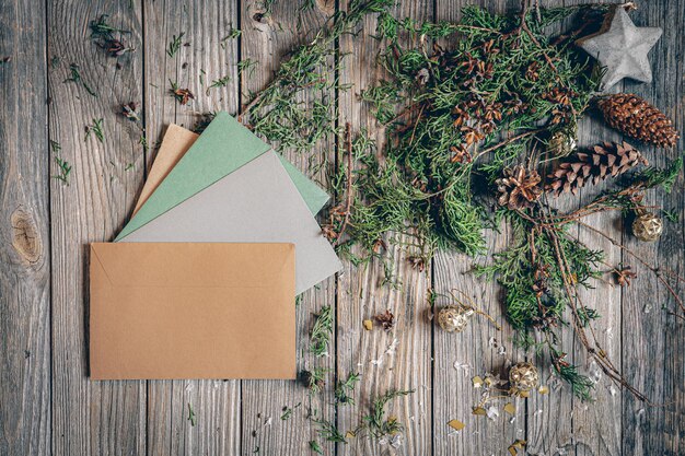 Composition de noël à plat avec des lettres sur une surface en bois