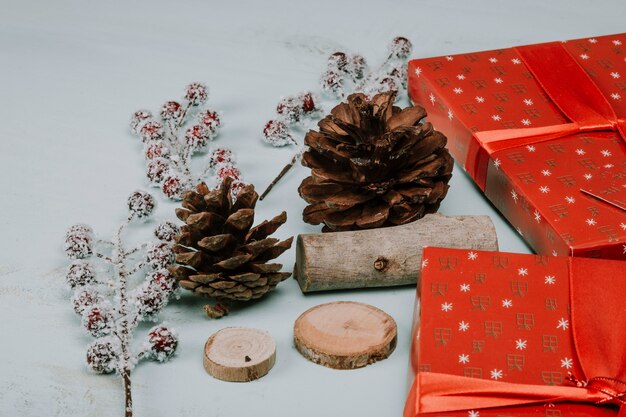Composition de Noël avec des pommes de pin et des cadeaux
