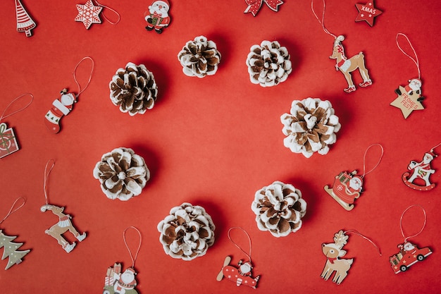 Composition de Noël avec des pommes de pin et des ornements