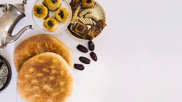 Composition de nourriture arabe pour le ramadan avec du pain et de la pâtisserie