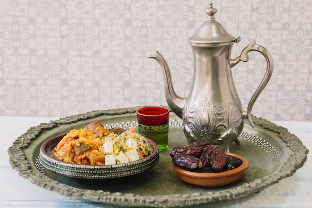 Photo gratuite composition de nourriture arabe pour le ramadan