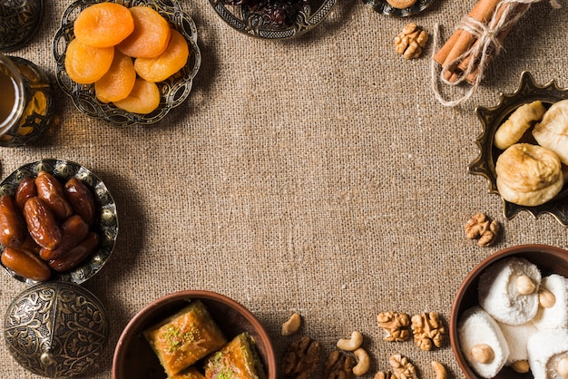 Composition de nourriture pour le ramadan avec le milieu au milieu