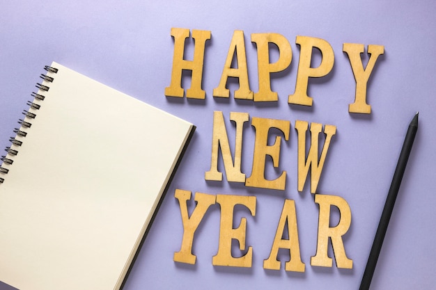 Photo gratuite composition de la nouvelle année avec des lettres et cahier