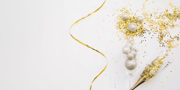 Photo gratuit composition de la nouvelle année avec des ornements d&#39;or
