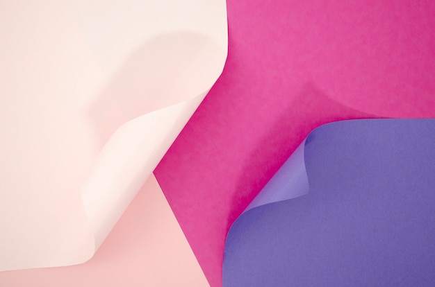 Composition de nuances violettes abstraites avec des papiers de couleurs