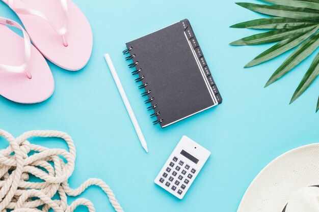 Composition d&#39;objets de bureau et de plage sur une surface colorée