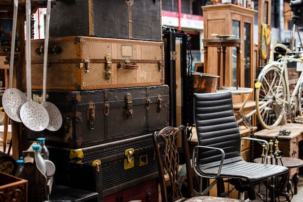 Composition d'objets du marché d'antiquités