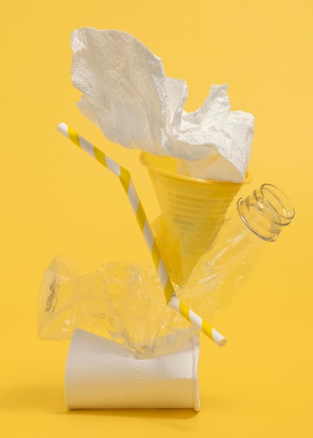 Photo gratuite composition d'objets en plastique non écologiques