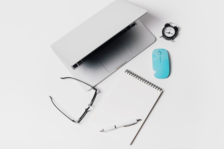 Photo gratuit composition avec ordinateur portable et bloc-notes