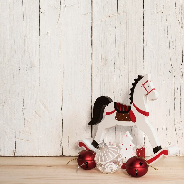 Composition d'ornements de Noël et cheval en bois avec espace copie