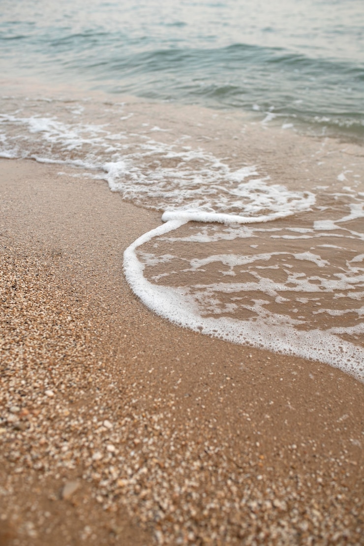 Photo gratuit composition paisible d'eau et de sable