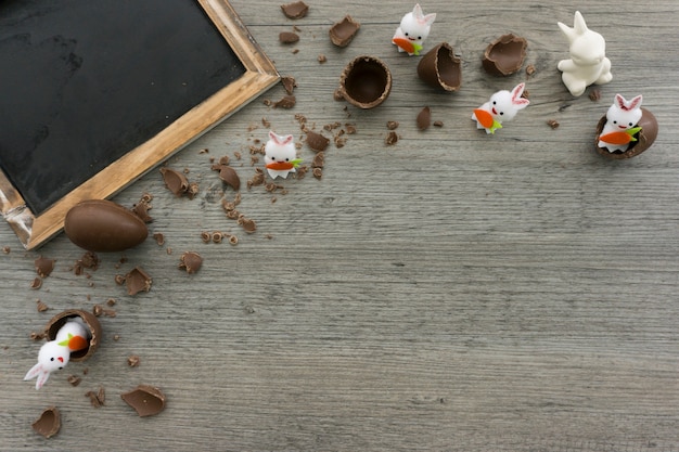 Composition de Pâques avec ardoise et oeufs en chocolat blanc