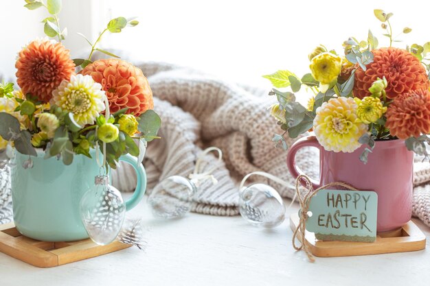 Composition de Pâques avec un bouquet de fleurs et un élément tricoté