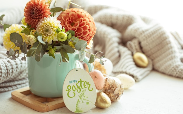 Composition de pâques avec un bouquet de fleurs et d'oeufs sur un arrière-plan flou