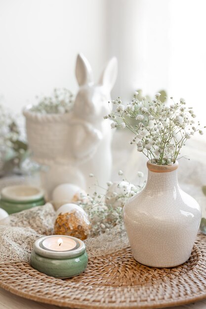 Composition de Pâques avec un lièvre en céramique et des fleurs de gypsophile