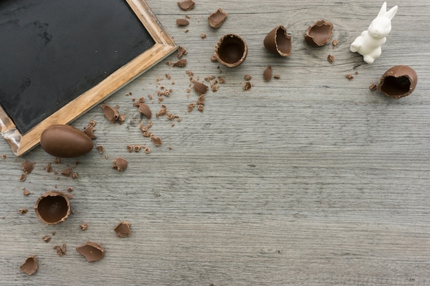 Composition de Pâques avec des œufs en chocolat