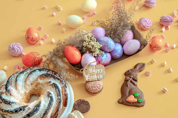 Composition de Pâques avec des oeufs et cupcake sur coloré.