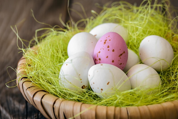 Composition de Pâques avec des oeufs dans un nid décoratif