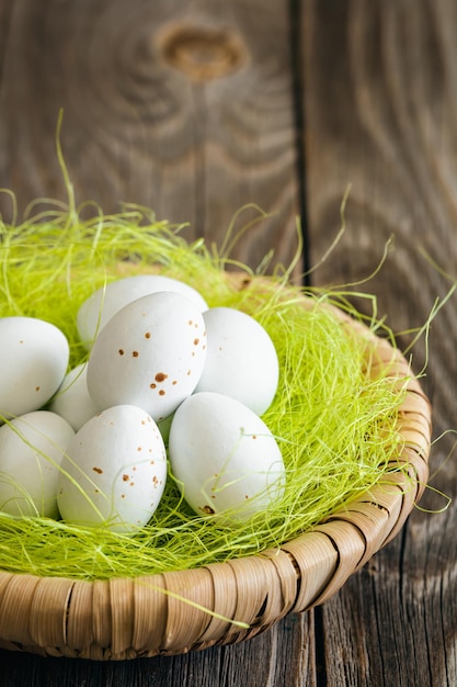 Photo gratuite composition de pâques avec des oeufs dans un nid décoratif